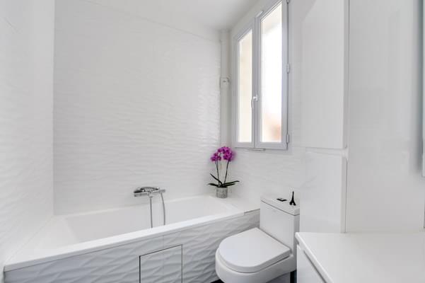 Carrelage de salle de bains blanc en relief à Suresnes