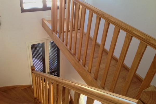 Menuiserie interieure escalier bois rambarde sol