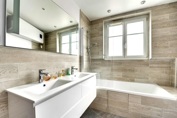 salle de bain baignoire douchette double vasque mirroir imitation bois