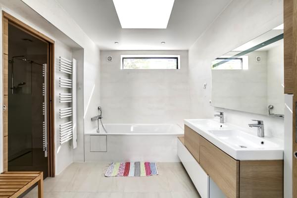 salle de bain double baingoire douche italienne vasques mirroir porte coulissante bois