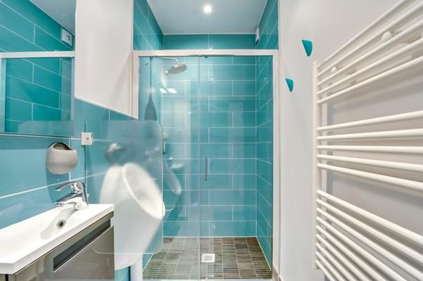 salle de bain douche italienne faience blue azur